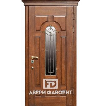 Парадная дверь со стеклом и ковкой в коттедж