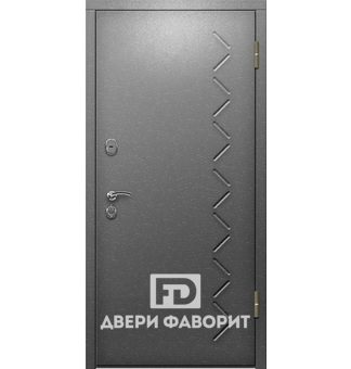 стальная дверь в коттедж окрашена серым цинкогрунтом