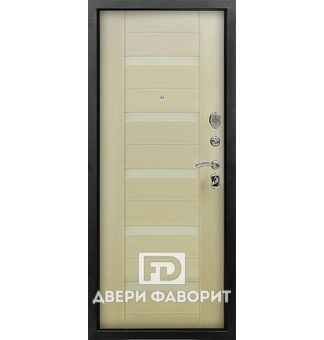 дверь в квартиру отделана панелью мдф бежевого оттенка
